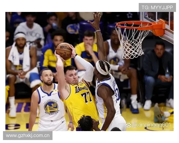 詹姆斯率湖人逆转勇士库里空砍高分全场焦点再掀巅峰对决热潮